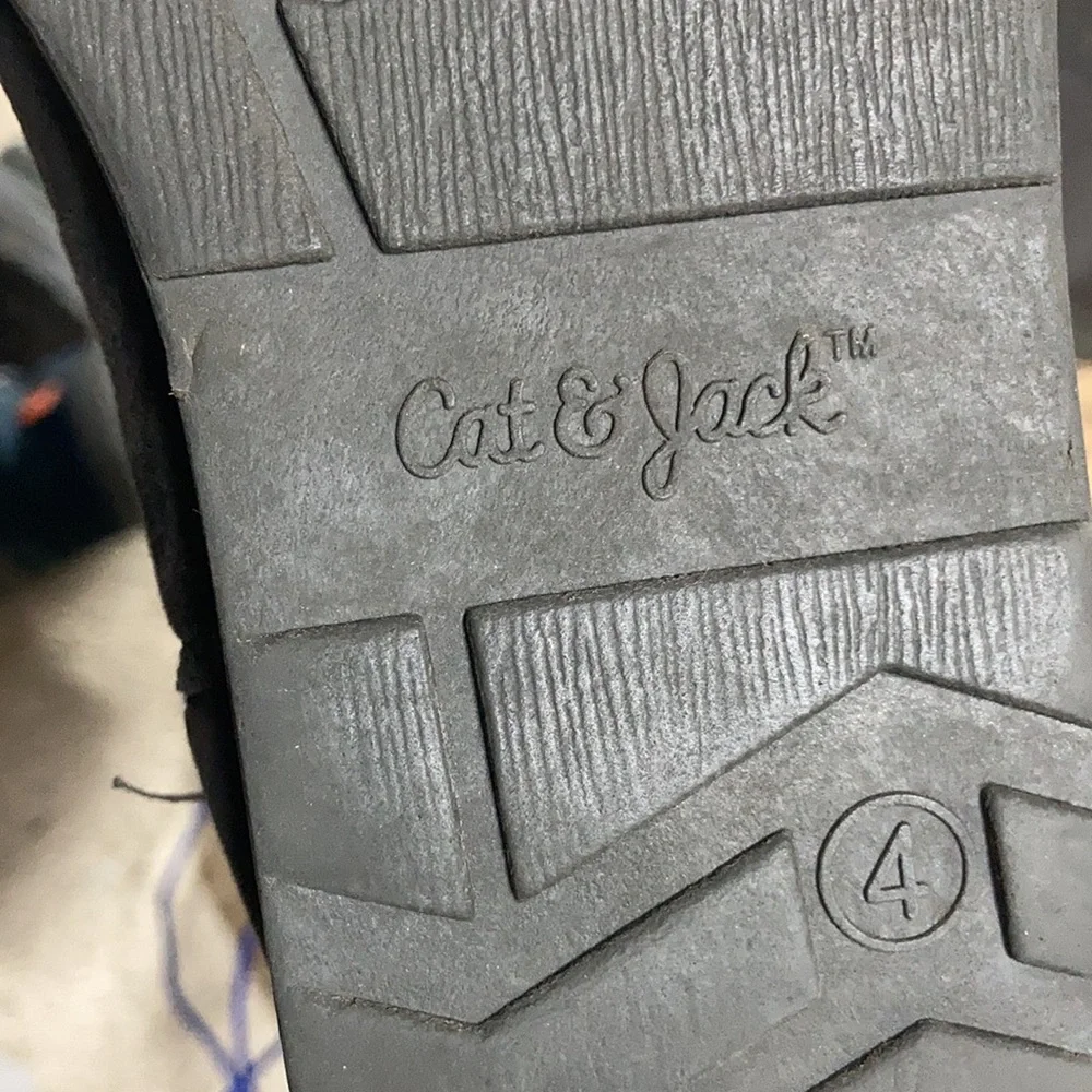 Size 4 Cat & Jack brown suede cat boots. In good condition. Lovingly wor…